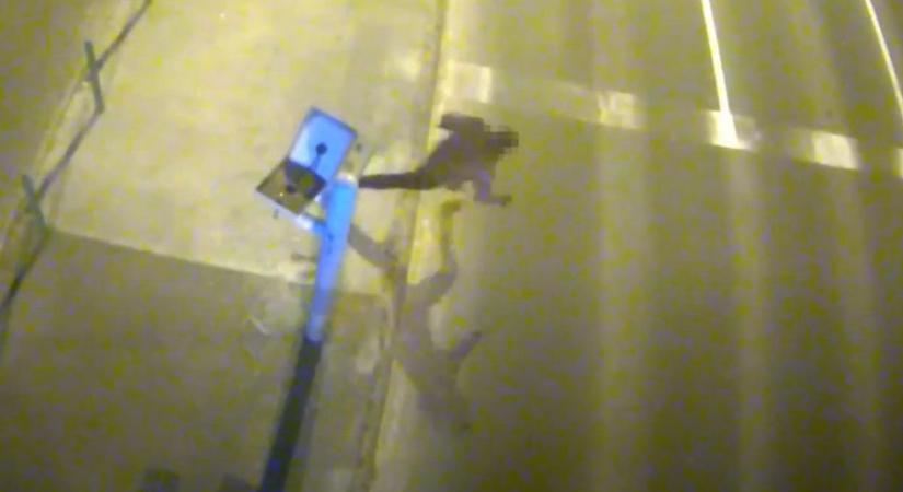 Kalapáccsal estek neki a traffipaxnak – vádat emeltek a rongálók ellen (VIDEÓ)