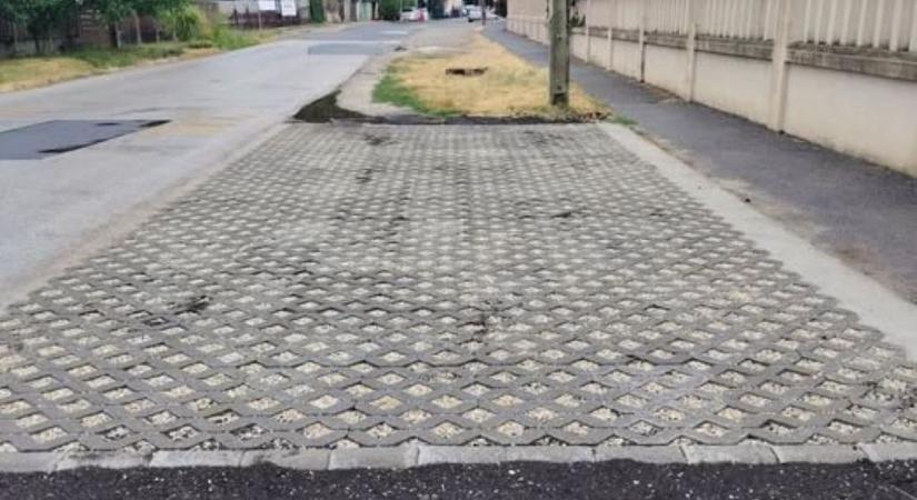 Meglepetés fogadja a látogatókat a diósgyőri temetőnél