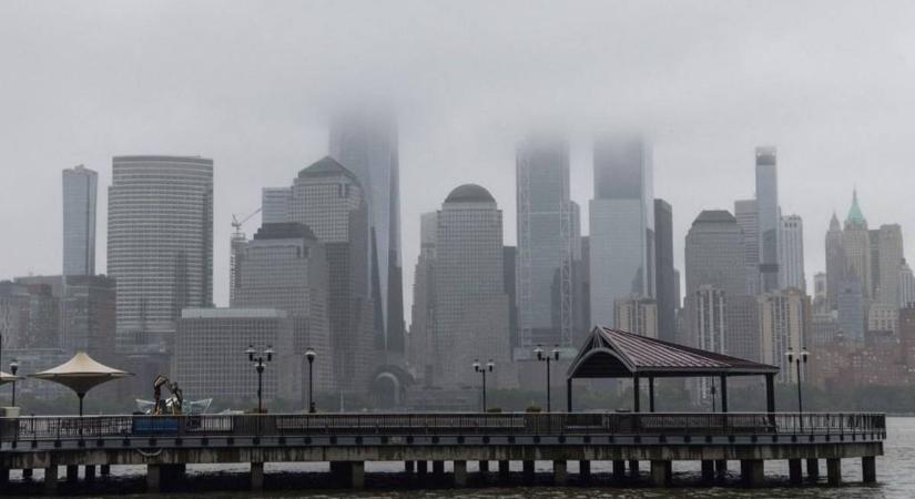 Villámárvíz bénította meg New York közlekedését, víz alá kerültek a metróállomások