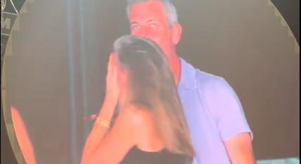Kínos videón, ahogy csókkamera buktatja le a Coldplay koncerten randizó hűtlen vezérigazgatót