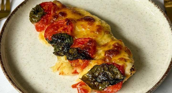 Szaftos, mutatós caprese csirkemell: édes paradicsommal a legjobb