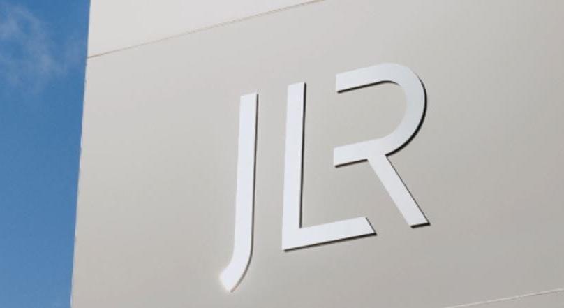Több száz menedzserét küldené el a Jaguar Land Rover
