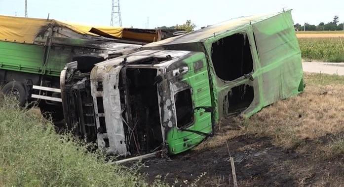 A tetőablakon át menekült egy kigyullad kamionból a sofőr