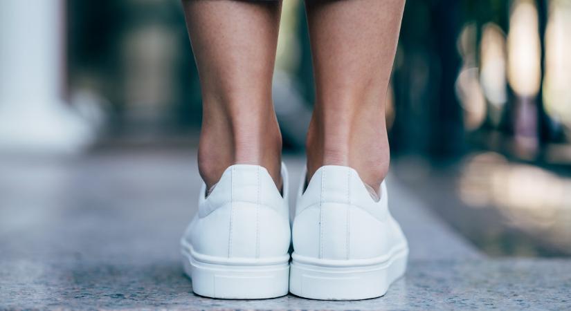 Miért a letisztult fehér sneaker a legsokoldalúbb cipő, amit csak birtokolhatsz?