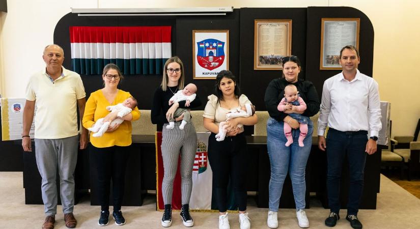 Kelengyedobozzal köszöntik a „babás” családokat Kapuváron, a napokban vehették át