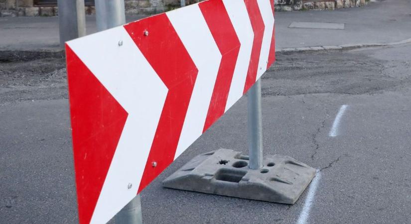 Lezárnak egy forgalmas körforgalmat Baranyában