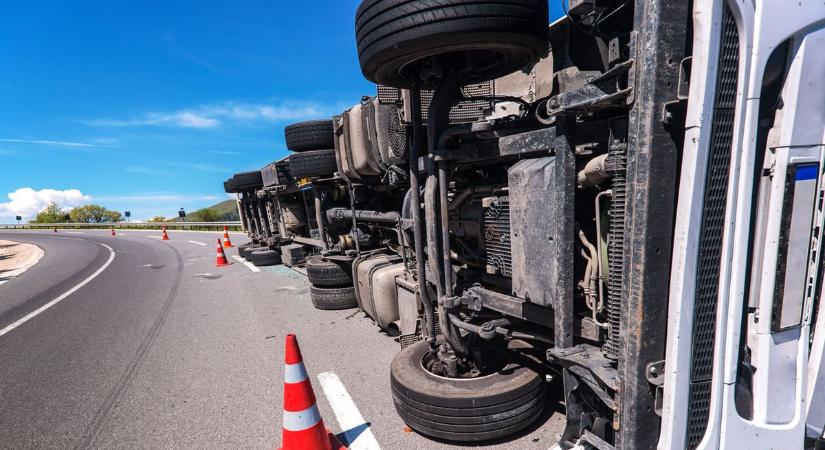 Felborult egy kamion a 63-as főúton: akadozhat a forgalom!