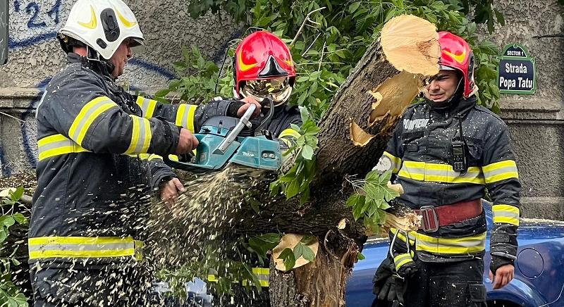 Tizennégy megye hatvan településén okozott kárt az ítéletidő – Egy nő életét veszítette