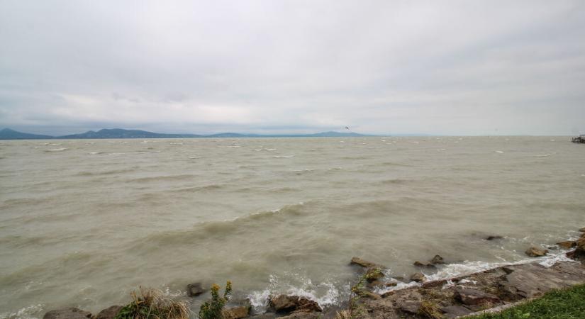 Viharban sodródtak a Balatonban – az egyik férfi a kihűlés szélére került