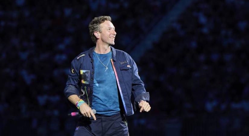 A hűtlen vezérigazgatót a kamera buktatta le a Coldplay-koncerten: beosztottjával folytatott viszonyt