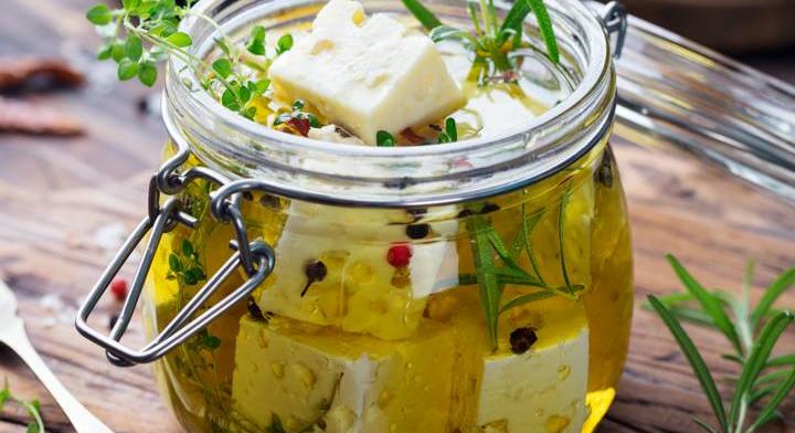 Marinált feta sajt üvegbe zárva: fűszernövényekkel gazdagon készül