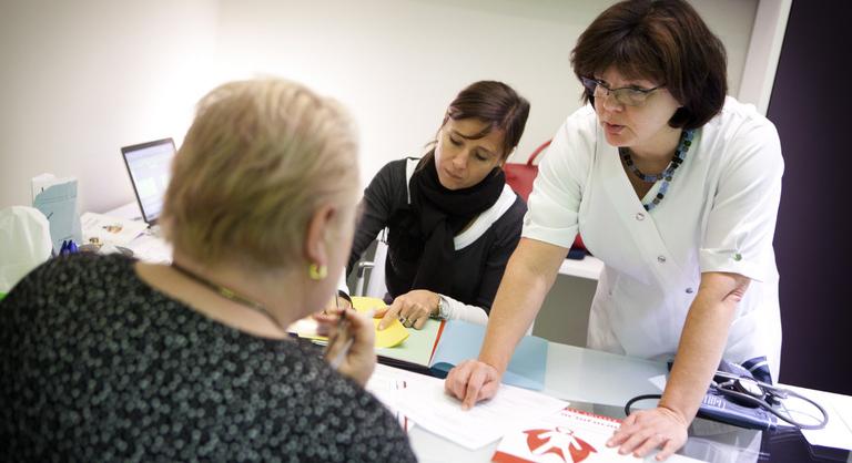 Több évtizedes probléma: egy hátsóval négy-öt lovat is kénytelenek megülni a háziorvosok
