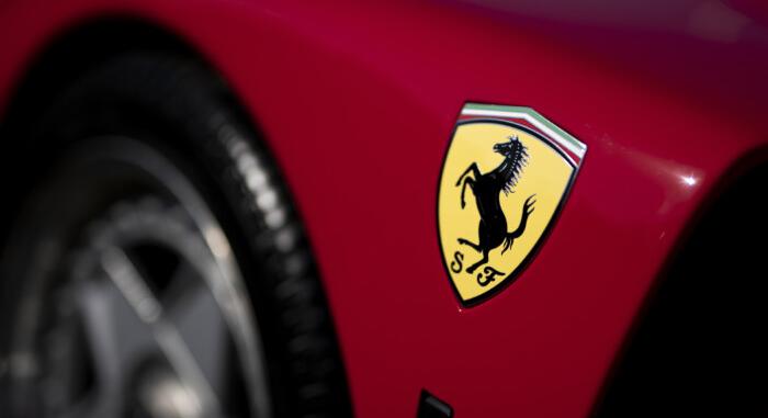 Öt milliót kér a kézzel festett legendás lovakért a Ferrari