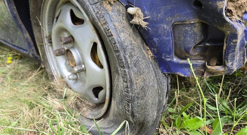 Defekt miatt felborult egy autó, a sofőr kirepült a járműből (galéria)