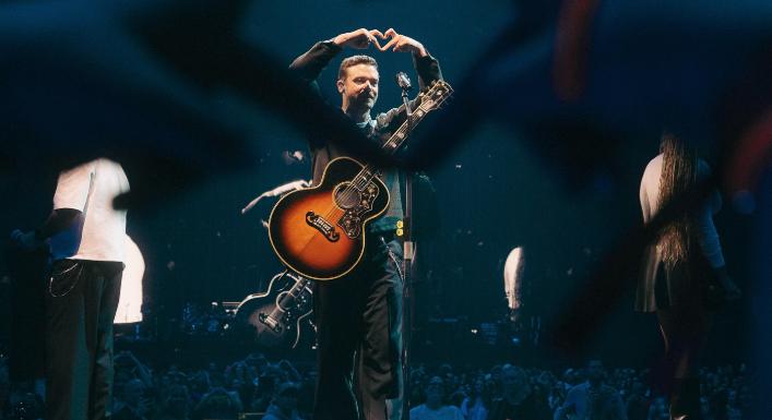 Tombolás szakadó esőben: Justin Timberlake koncertezett Bonchidán (VIDEÓ)