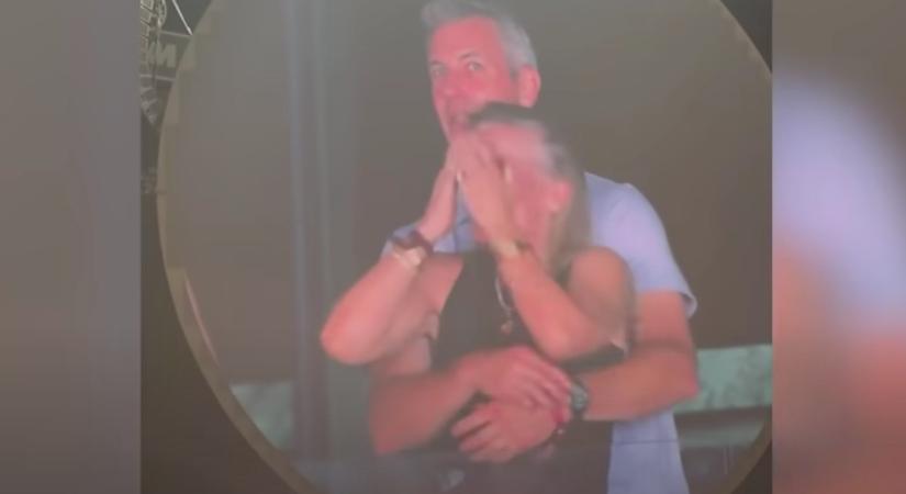 A csókkamera lett egy vezérigazgató veszte a Coldplay-koncerten – videóval