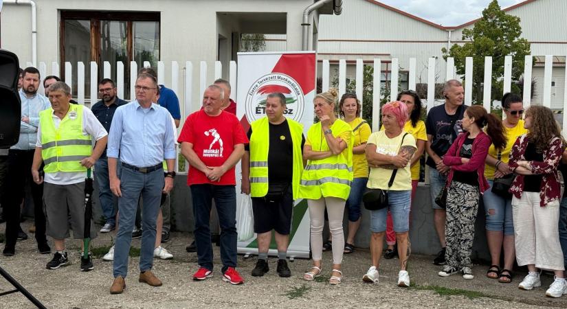 Demonstráció az elküldött gyöngyöstarjáni dolgozókért