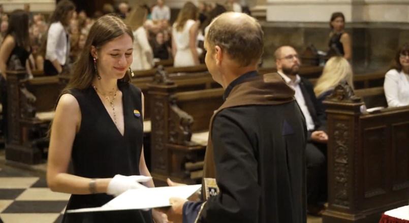 Diplomaosztójukon álltak ki a pázmányos pszichológushallgatók a fegyelmi eljárás alá vont tanáraik mellett