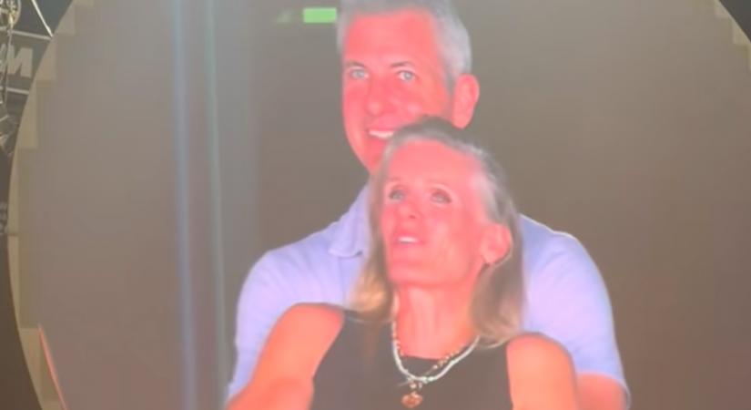 Rajongókat mutattak a kivetítőn a Coldplay koncertjén: piszkos titokra derült fény - Videó