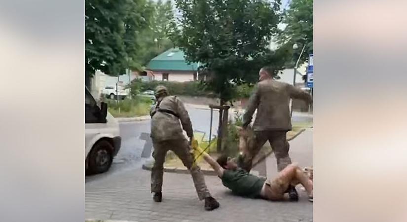 Az Alapjogokért Központ közölte: nemzetközi jogot sért Ukrajna kényszersorozási gyakorlata