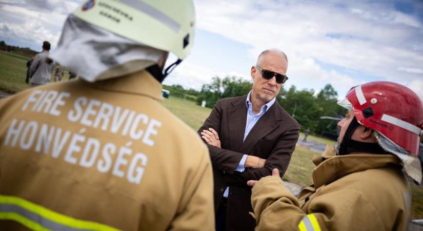 Pápán járt a honvédelmi miniszter