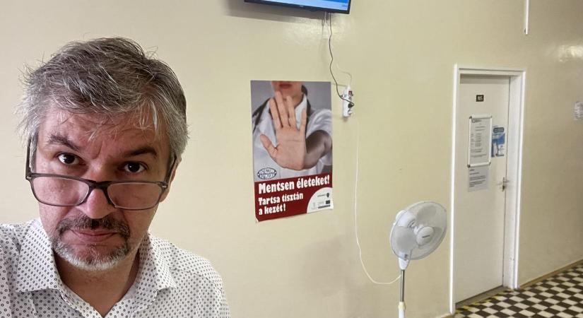 Hosszabbítóra kötött, rozzant ventilátorok biztosítják a megfelelő klímát a szekszárdi szakrendelőben