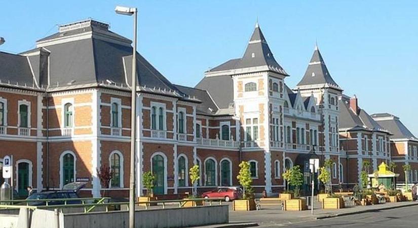 A kamera felvette, amit a nő tett a Tiszai pályaudvarnál, keresi a rendőrség - Fotó!