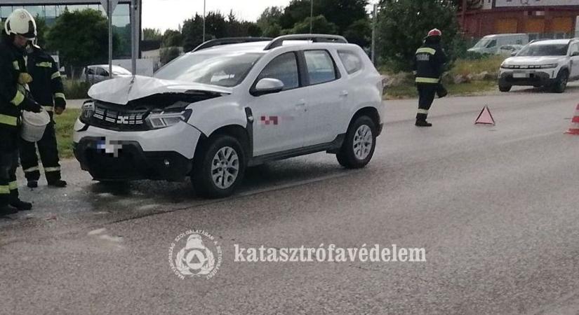 Három autó ütközött Tatabányán - helyszíni fotón a csattanás