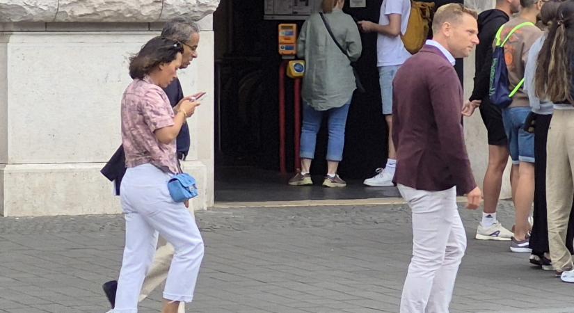 A Parlamentnél sétálgatott Tiborcz István és Orbán Ráhel a mini-Dubaj arab befektetőjével