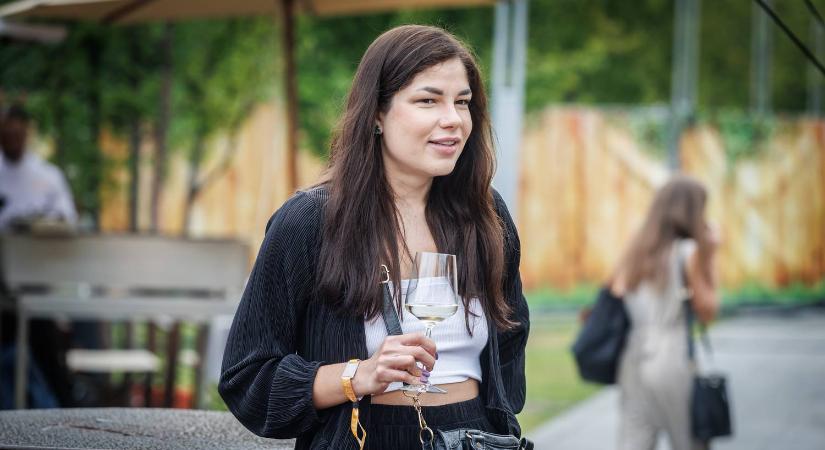 Gáspár Evelin ruhája alig takar valamit, így ünnepelték Majkáék a 15. évfordulójukat