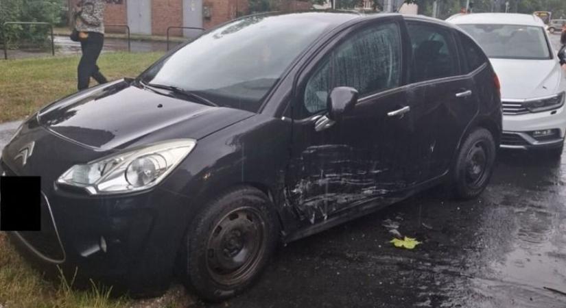 Már a rendőrök is keresik a sofőrt, aki alaposan összetört egy parkoló autót Szombathelyen - fotók