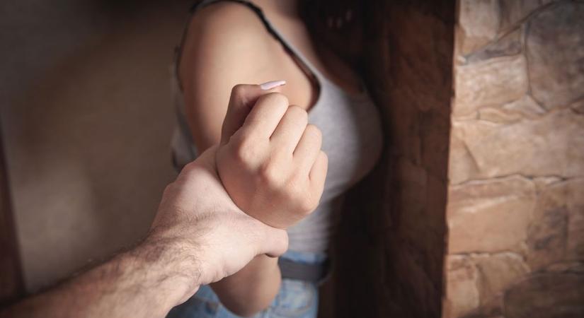 Részegen, biciklivel üldözte a nőt, majd úgy megütötte, hogy az az árokba esett