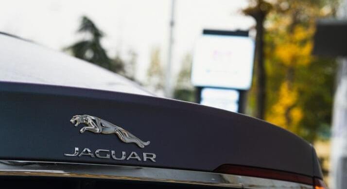 Trump vámjai megtették a hatásukat – Több száz vezetőt rúghat ki a Jaguar Land Rover