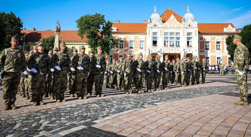 Szekszárdon esküdtek fel rá, hogy az életük árán is megvédik a hazát (képgalériával)