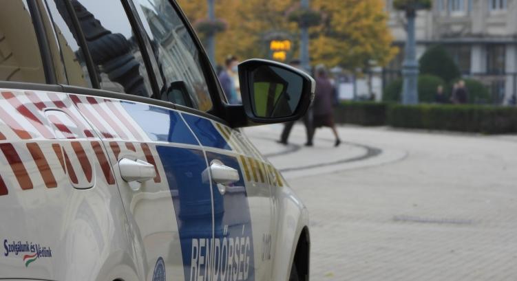 Idős ember karcolt végig egy szerinte rossz helyen parkoló autót Debrecenben