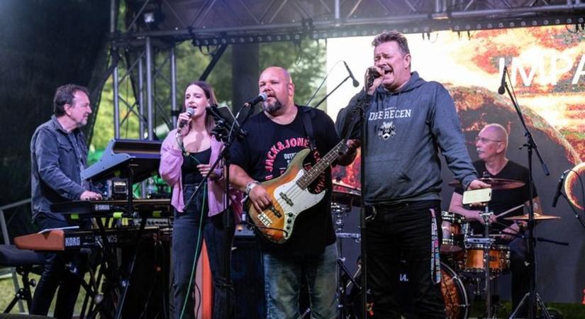 Idén is a húrok közé csaptak a Debreceni Egyetem oktatói: rocklegendák dalait hozta el az Impact Project a Campusra