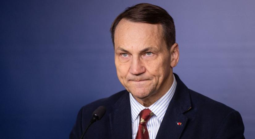 Nyílt háborút hirdetett a lengyel külügyminiszter Orbán Viktor ellen, majd figyelmeztette Európát