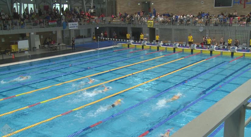 Fiatal úszók foglalták el az Aqua Sportközpontot