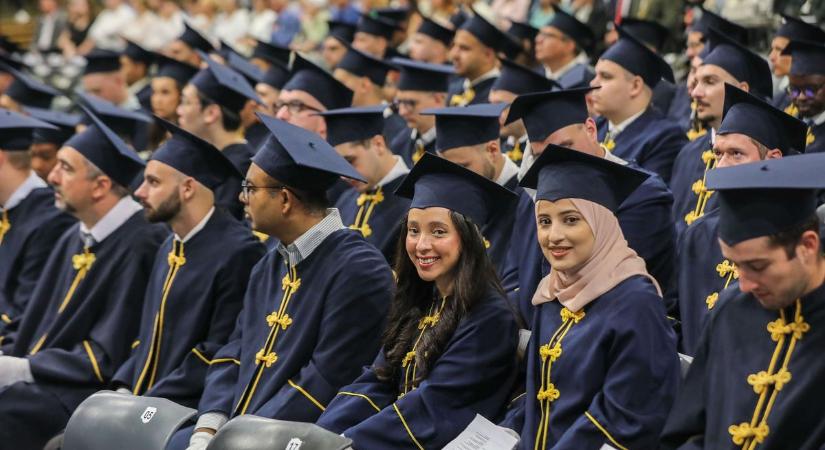 Több száz friss diplomás - Két karon is ünnepelték a végzősöket