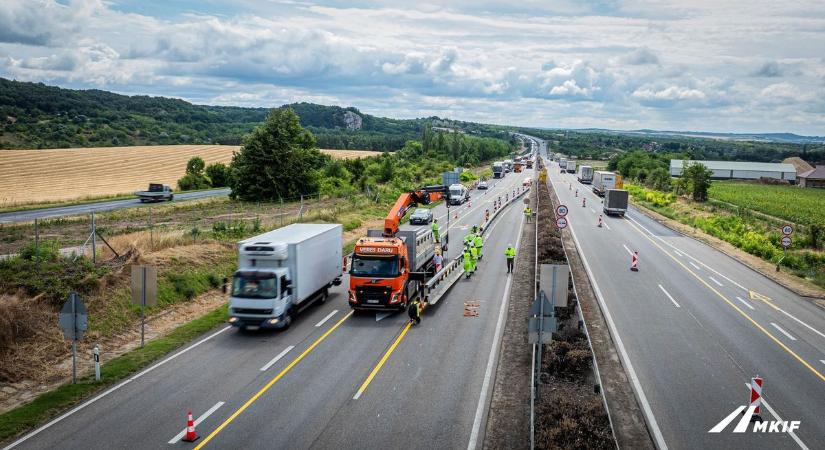Elindultak a főpályát érintő munkák az M1-es bővítésén