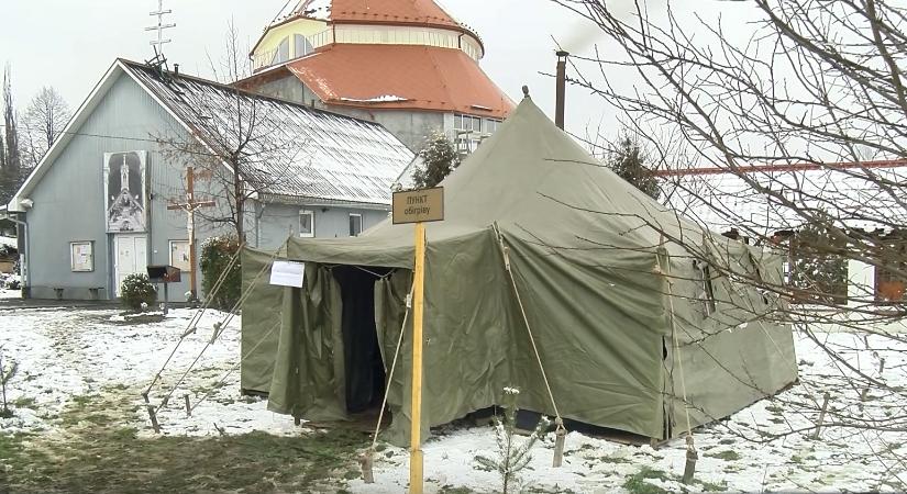 Melegedő sátrat állítottak fel Ungváron (videó)