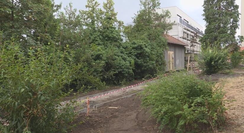 Készül a járda és a park a Kishegyi úton