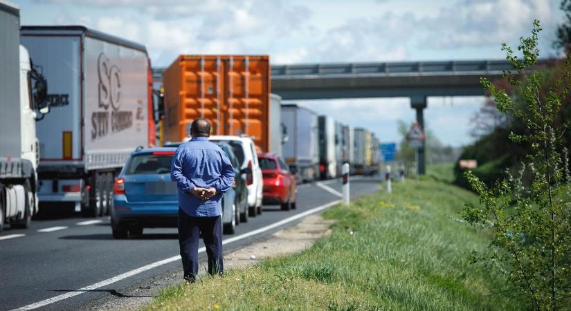 Sűrű a forgalom az M1-esen, kígyózik a kocsisor