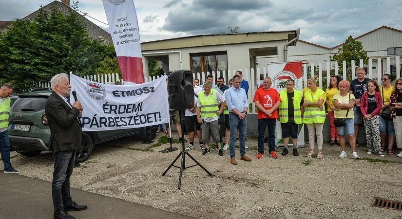 Ökölbe zárultak az ujjak Gyöngyöstarjánban - újabb demonstrációt tartottak a kirúgott dolgozók
