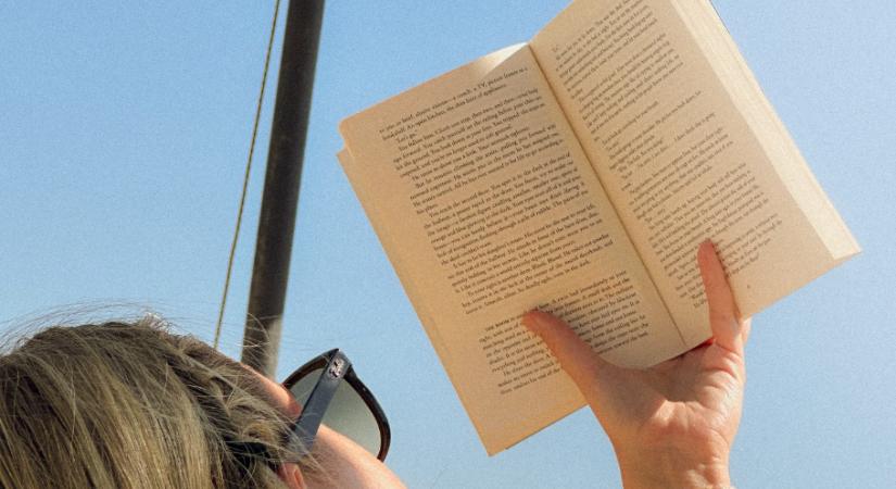 Napfény, hullámok, jó könyvek – ezt vidd magaddal a strandra