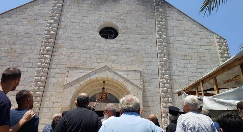 Netanjahu telefonon beszélt a pápával, miután bombatalálat érte a gázai katolikus templomot