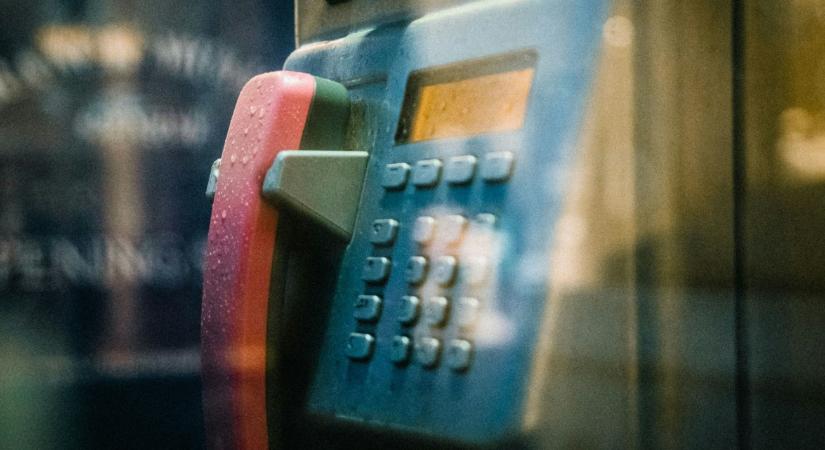 Nyilvános telefonról fenyegetőzött robbantással egy férfi Debrecenben