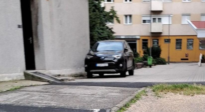Pofátlan parkolás, avagy így sose parkolj! Két újabb példát hozunk
