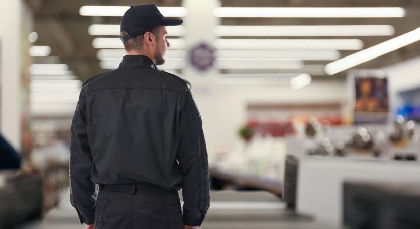 Egy biztonsági őr jött rá, hogy épp a világ legarcátlanabb lopása zajlik a szolnoki boltban