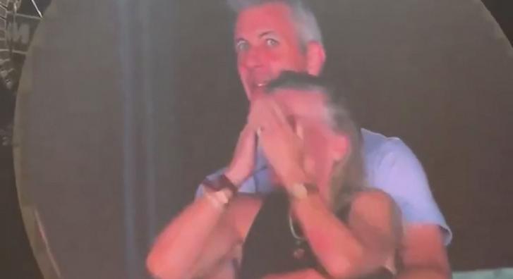 Nem tud leállni az internet, zseniális mémek készülnek a Coldplay koncert csókkamerás botrányáról